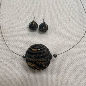 Handmade artisanal leather necklace and earrings. Made in Argentina.